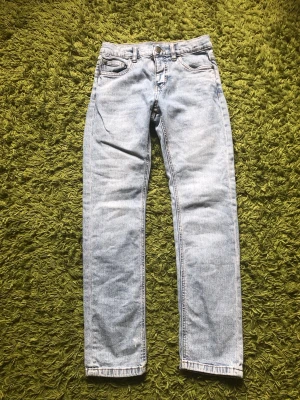 Ljusblå raka jeans i klassisk modell - Snygga ljusblå jeans med rak passform och fem fickor. Jeansen har en klassisk look med normal midja och dragkedja framtill. Perfekta för en avslappnad stil och lätta att matcha med olika outfits.