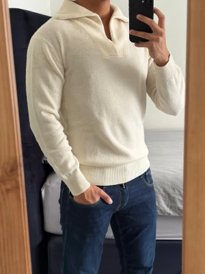 Massimo Dutti kashmirtröja - En unik och skön kashmir tröja från Massimo Dutti i storlek S. Har inte använts en enda gång, i princip ny! Inga defekter alls! Bara att kontakta vid funderingar!🌟