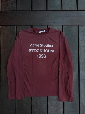 Acne Studios Longsleeve  - Storlek M                                                                           Passar även S                                                                    Tecken på användning (svag blekning)                    Lapp i nacken är halvt av                                              Pris ej hugget i sten :)