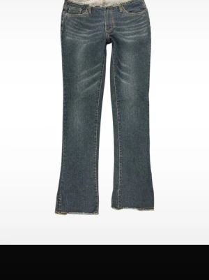 Utsvängda jeans - Midja: 39  Höft: 42  Gren: 20  Lår: 24  Innerben: 82  Benvidd (längst ner): 22  Storlek på ettiketen: 29  y2k jeans, 00s, 2000s, retro, grunge, indie sleaze, festival outfit, denim bootcut jeans, vintage jeans, low waist, low rise, flare jeans  #vintage  #trend  #jeans  #vidaben  #lowrise  #lågmidja #y2k #2000s #casual #streetstyle  #blåjeans  #denim  #bootcut  #flare  #utsvängda
