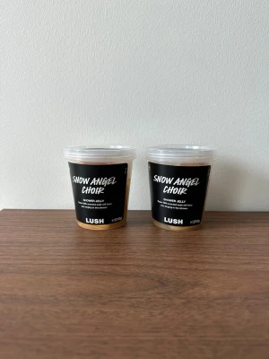Lush Snow Angel Choir Shower Jelly - Två burkar Lush Snow Angel Choir shower jelly som doftar super milk , en duschgelé med skimrande guldig färg. Kommer i genomskinliga plastburkar med svart etikett och vitt tryck. Perfekt för dig som vill ha en rolig och lyxig duschupplevelse. Bägge förpackningarna är oöppnade 