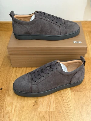 Grå Mocka Loubs - Grå mocka Loubs ✅. Helt Ny✅.  En av de bästa skor att ha i sommar 😍🔥. Priset kan diskuteras 🤩.