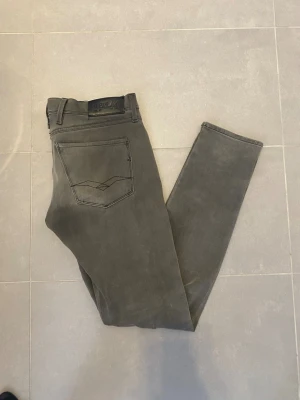 Replay Anbass gråa  - Hej säljer ett par fina replay Jeans i modellen Anbass alltså en slim modell dom är i en fin grå färg kolla på bilderna för att se skicket! Storlek w31 L32