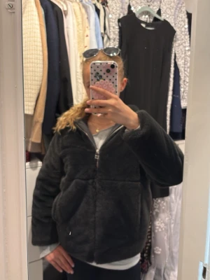 Mörkgrå teddyjacka från Zara - Mysig mörkgrå teddyjacka från Zara med dragkedja framtill och stora fickor. Jackan har en fluffig och mjuk yta som ger en cool och avslappnad look. Perfekt för kyliga dagar när du vill vara både varm och snygg. ❤️🤗