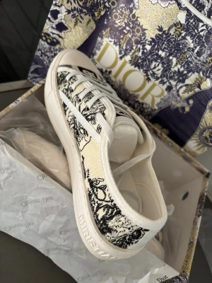 Dior walk n designer  - Helt nya och är oanvända 