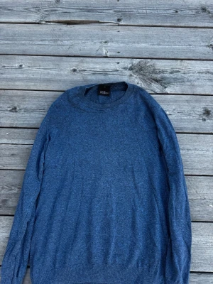 Oscar Jacobson tröja - * Mörkblå tröja från Oscar Jacobson * Modell utan luva * Storlek M * Något pösigare passform, passar även dig som normalt har storlek L * Klassisk och stilren design * Bekväm och lätt att matcha med både jeans och chinos * Fint skick  Storlek: M (upplevs som rymlig och kan passa L) Färg: Mörkblå Märke: Oscar Jacobson