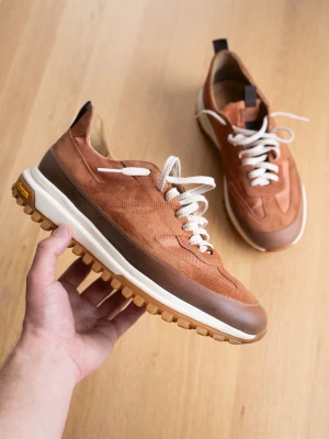 CQP Trainers size 42 - Snygga bruna sneakers från CQP med Vibram sulor och ovandel i mocka och textil, vita snören och robust gummisula från Vibram. Skorna har en chunky siluett och kontrasterande vit mellansula. Perfekta för dig som gillar outdoor-vibe och streetstyle.