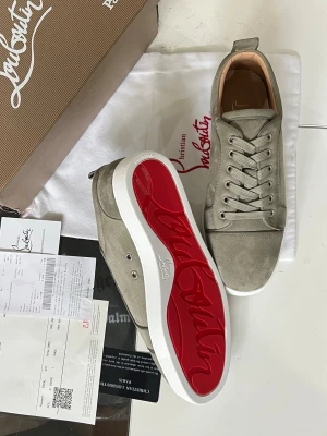 Christian louboutin - PRIS EJ HUGGET I STEN. Säljer dessa fina skor som kommer med kvitto, box och dustbag etc.. Dem är storlek 43 i färgen Olivgrå , aldrig använda. Säljer pga fel storlek! För mer bilder eller info kom pm:) 