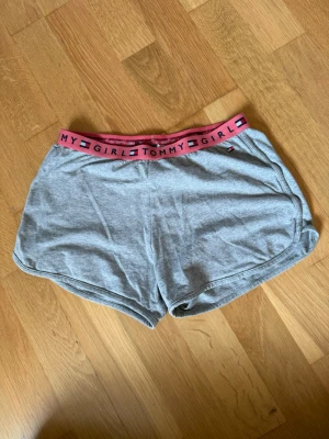 Grå shorts från Tommy Hilfiger - Grå shorts från Tommy Hilfiger💗Stl. 164/176 (14-16 år)
