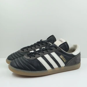 Adidas Samba JP Sneakersnstuff - Den här varan kommer auktioneras ut på Sneakershyllan x Plick Live den Tisdagen 23 juni kl 18