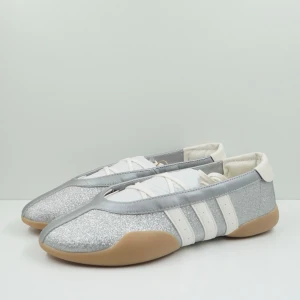 Adidas Originals Taekwondo Mei Ballet Disco Silver (W) Ballerina Skor - Den här varan kommer auktioneras ut på Sneakershyllan x Plick Live den Tisdagen 23 juni kl 18