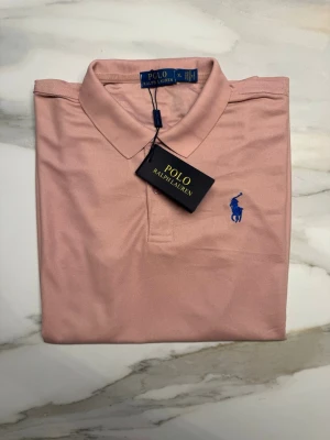 Ralph Lauren Pike - Rosa pike från Ralph Lauren i storlek Xl vilket motsvarar 176-182cm. Kom privat med prisförslag!🤗