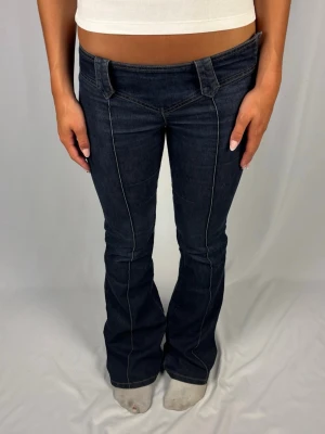 Lågmidjade bootcut jeans - Supersnygga lågmidjade bootcut jeans | Storlek 29 | Jättefint skick! | Jag är 168cm lång och väger 60kg | Mått: Ytterbenslängd: 102cm. Midjebredd: 39cm. Lårbredd: 25cm. Fotöppning: 28cm. Kontakta mig vid fler frågor eller funderingar!💗