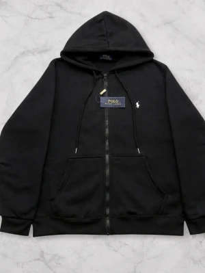 Svart polo Ralph lauren hoodie  - Svart Polo Ralph Lauren Hoodie  Stilren svart hoodie i klassisk design ✨ Mjukt och bekvämt material som passar perfekt till vardag 👌 Plagget är aldrig använt och i nyskick 🧥 Enkel att matcha för en clean outfit 💎  🔹 Märke: Polo Ralph Lauren 🔹 Färg: Svart 🔹 Skick: Aldrig använt 🔹 Passform: Klassisk 📦 Snabb leverans