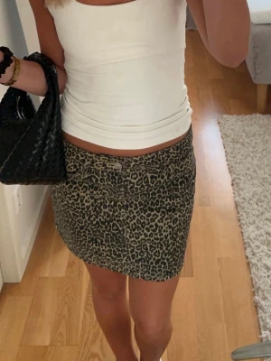 Leopardmönstrad jeanskjol - Säljer jätte snygg jeanskjol i leopardmönster. 