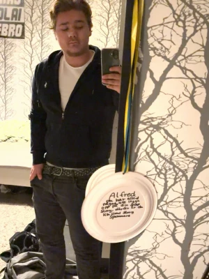 Mörkblå hoodie från Ralph Lauren - Säljer en mörkblå hoodie från Ralph Lauren med dragkedja och huva. Klassisk vit logga på bröstet och justerbara snören i huvan. Perfekt för en avslappnad och stilren look. Passar till det mesta och är riktigt skön att bära. Nypris 2100 men passar inte mig längre så har ingen användning av den, köp ifrån zalando så äkta tveka inte på att kontakta mig 