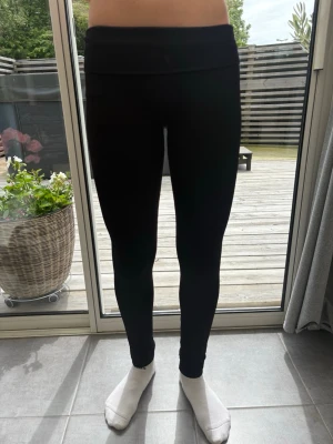 Svarta trämingstights från röhnisch - Intressekoll på ett par svarta träningsbyxor med hög midja och ribbade från röhnisch. De är stretchiga och mjuka, perfekta för en enkel och clean look. Tightsen är i storlek M men passar perfekt mig som har storlek XS/S vanligtvis. Inga synliga loggor och ingen framsöm💕