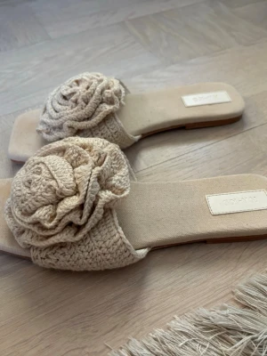 Nakd slip ins  - Säljer dessa så snygga slip ins perfekta till sommaren i storlek 38. Dem är helt nya bara utan prislapp säljer för 140 kr🩷