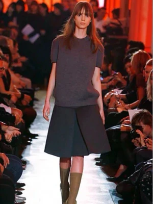 Miu miu fall 2007  - Kortärmad stickad tröja i mörkgrått från Miu Miu runway 2007 hösten. Har ett hål i armhålan där av priset! 