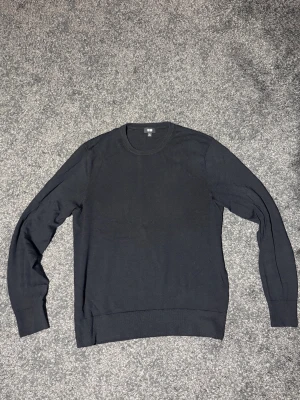 Uniqlo stickad tröja - en snygg stilren svart tröja från uniqlo! Storleken är S och den är i bra skick.