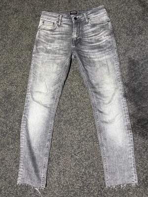 jack&jones jeans 30/32 - ett par riktigt snygga jeans från jack&jones! knappt använda och är i mycket bra skick! storleken är 30/32. modellen är Skinny/Liam