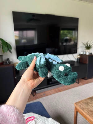 Virkad drake - Virkad drake💚OBS: Innehåller säkerhetsögon som ej är rekommenderade för barn under 3 år!