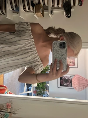 Randig offshoulder topp i bomull från vero Moda  - Säljer en söt offshoulder topp . Toppen har en avslappnad passform, elastisk kant upptill och volangdetaljer vid ärmarna. Perfekt för varmare dagar och enkel att styla med jeans eller kjol.