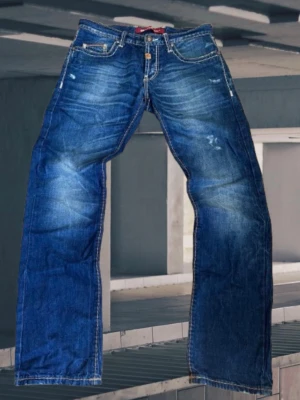 SWAG - Säljer dessa feta Cipo&Baxx med feta slitningar!  Passform Straight/Bootcut Mått   W32/L32 Midja 44cm Innerben 83cm Benöppning 21cm  Hör gärna av dig ifall du har några frågor eller funderingar!