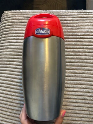 Chicco Termoflaska  - Termoflaska köpt 2018 men aldrig använts. Köpte för 499kr. Den innehåller 2 förvaringslådor som man kan ha i och är perfekt både för att hålla mat och dricka varmt eller kallt.