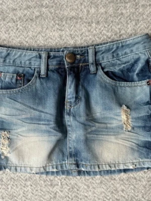 Jeanskjol  - Säljer denna jeanskjol med coola detaljer som jag tidigare köpt på vinted men tyvärr kommer den inte till användning 🩷