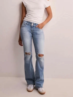 Ljusblå bootcut jeans från Nelly - Säljer ett par ljusblå bootcut jeans med hål vid knäna. Jätte bra skick och inga fläckar. 