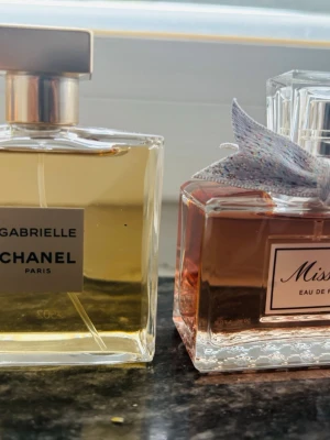 Miss Dior & Gabrielle Chanel parfymset - Säljer två exklusiva parfymer då de tyvärr inte passar min smak.  Båda är endast testade några få spray för att prova doften och är i princip fulla. Kartonger finns kvar.  1200 kr/st  2000 kr för båda tillsammans Perfekt till dig som vill göra ett riktigt bra fynd på två populära designerparfymer. Seriösa köpare är välkomna att höra av sig.
