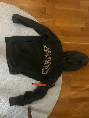 Parajumper hoddie - Köpte den för 3800 men säljer den för 1100, den är i princip nytt skick.   Hör gärna av vid frågor och intresse