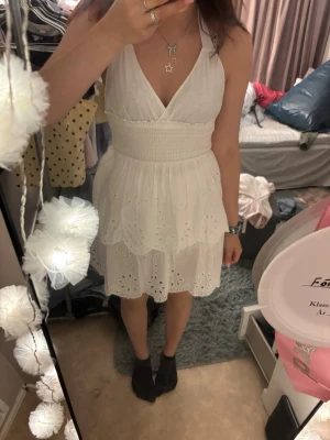 Vit kort klänning med volang - Säljer denna klänningen slutsåld i denna storleken, lite genomskinlig. Skulle haft till studenten men hittade en annan. Säljer för samma pris jag köpte för 399kr men skicka gärna prisförslag. Så den är helt ny bara testad
