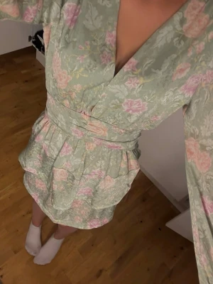 Klänning (bikbok) - En fin sommarklänning från bikbok som jag nu säljer för att jag inte fått någon användning för den. 
