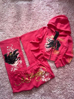Ed Hardy tracksuit - Gorgeous brand new ed hardy set with tags! Low waisted sweatpants and pretty details <3  Size S, I would say fits well for xs-s