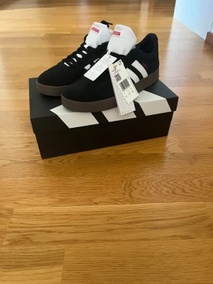Adidas VL Court 2.0 svarta sneakers - Tjena, säljer nu dessa rätt sällsynta adidas sneakersen. De är splajdans nya då jag beställde i 2 storlekar efter att ha letat efter dom i månader och glömde skicka tillbaka andra paret. 
