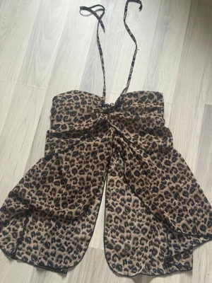 Leopard topp med knyte  - Leopard topp med knyte runt halsen, köpt utomlands. Perfekt för varme dagar, bekväm passform och material. Endast använd fåtal gånger. 