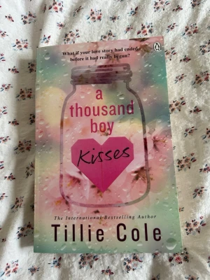 A Thousand Boy Kisses av Tillie Cole - En gripande ungdomsroman av Tillie Cole. Boken handlar om kärlek, förlust och hopp, och är tryckt som en mjuk pocket. Perfekt för dig som gillar känslosamma berättelser.