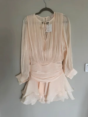 Klänning ifrån Raglady by Tara - Superfin sommar klänning, perfekt nu till midsommar! Original pris var 799kr. Klänningen har även inbyggda shorts. 😊