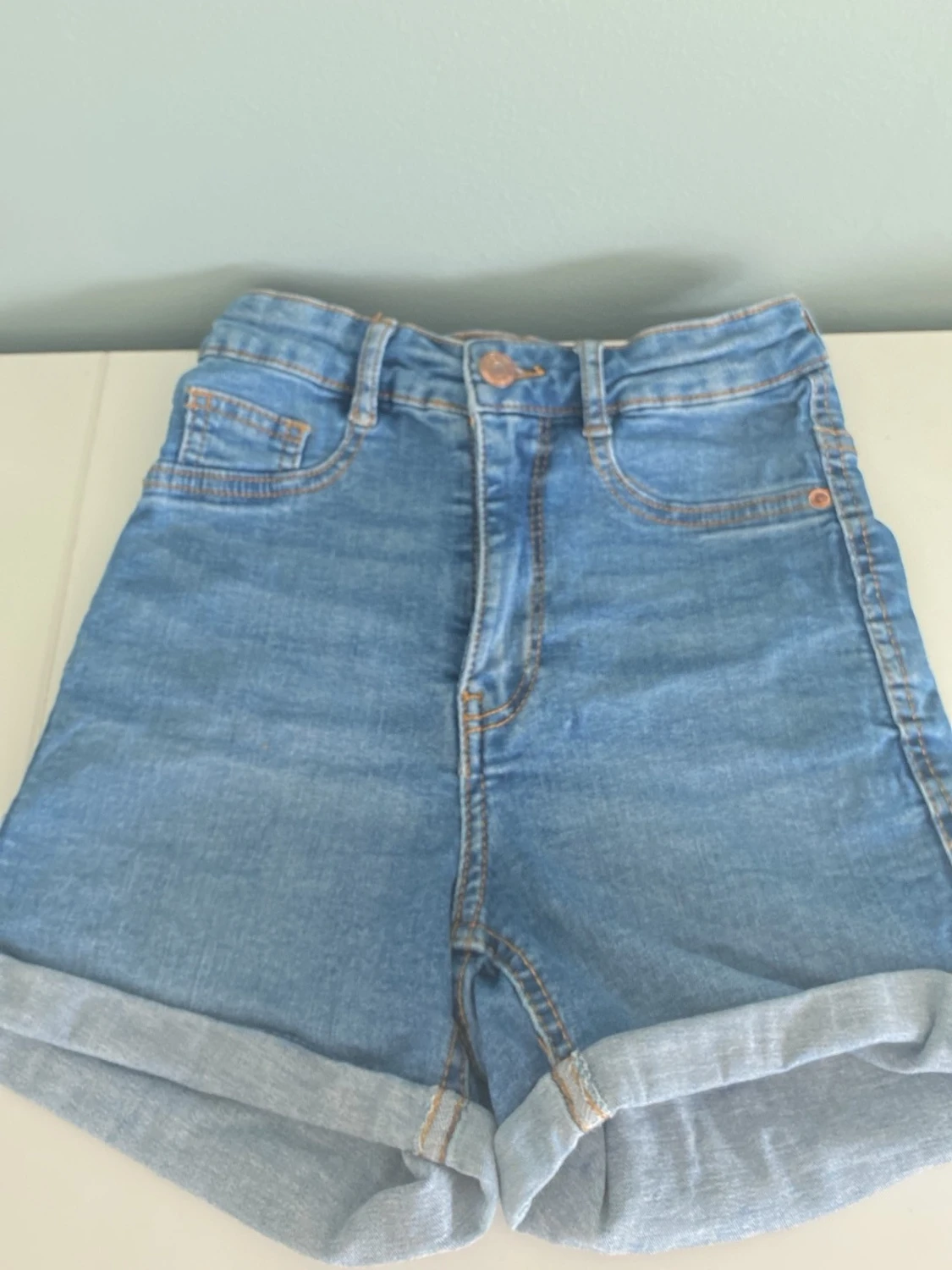 Blå jeansshorts med uppvik - 1