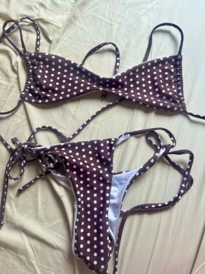 Brun bikini med vita prickar - Aldrig använda. Jättefindesign!!