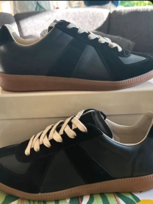 Maison margiela gats svarta  - Snygga Maison Margiela gats svarta, perfekta för sommaren och skriv vid intresse eller bara frågor.    Såklart autentiskt✅ 10/10 sick, kommer med kvitto 