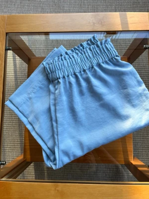 Ljusblå linnebyxor från Kappahl - Pyjamasbyxor med resår i midjan.
