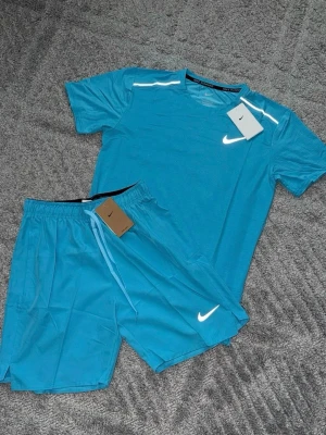 Nike Miller  - Nike Miller set i blå färg. Mycket bra skick. Lätt och skönt material som passar perfekt för sommaren, träning och träning. Sälja som komplett set. 