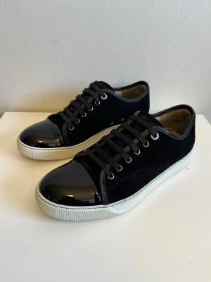 Lanvin DBB1 - Tja! Säljer nu dessa tvär feta Lanvin DBB1 Skor i rätt bra skick! Har applicerat ett par nya skosnören så de blir extra fräscha ! Inget OG tillkommer vid köp. Hör av er vid fler frågor🤝