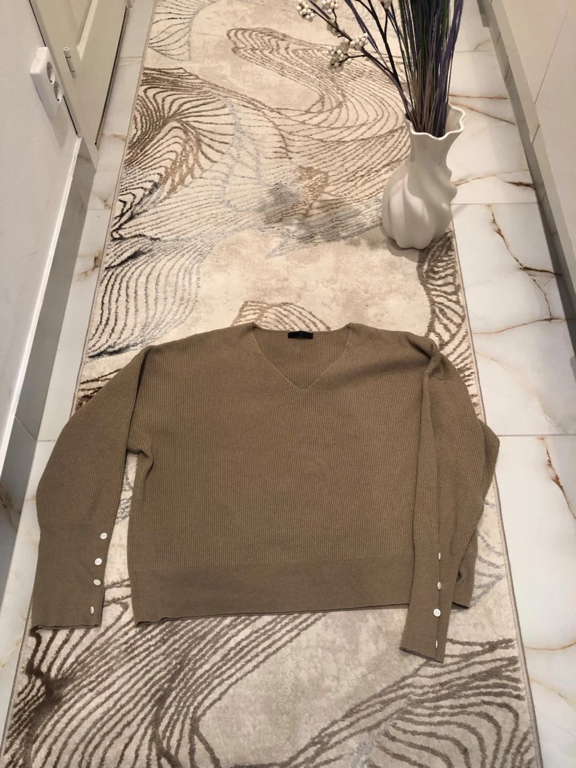 Beige stickad tröja med v-ringning