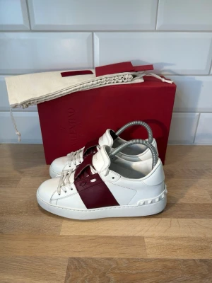 Valentino Open - Valentino Open i nyskick | Storlek: 36 kan passa 37, innersula 24cm📏| Ingår: Box, dustbag och kort | Vid frågor eller diskussion om pris är det bara att skriva✍🏼| Frakt inom 48h📦 