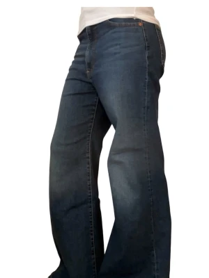 Levi's bellbottom jeans - 📐Mått:   Midja: 39cm Innerbenslängd: 70cm  DM vid funderingar och frågor 🌸