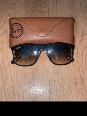 Ray-Ban svarta solglasögon boyfriend.  - Klassiska svarta Ray-Ban boyfriendsolglasögon med bruna tonade glas. Säljs med originalbrunt fodral i syntetmaterial. Perfekt accessoar för dig som vill ha en tidlös och ikonisk look. Pris kan diskuteras och tveka inte på att ställa frågor!